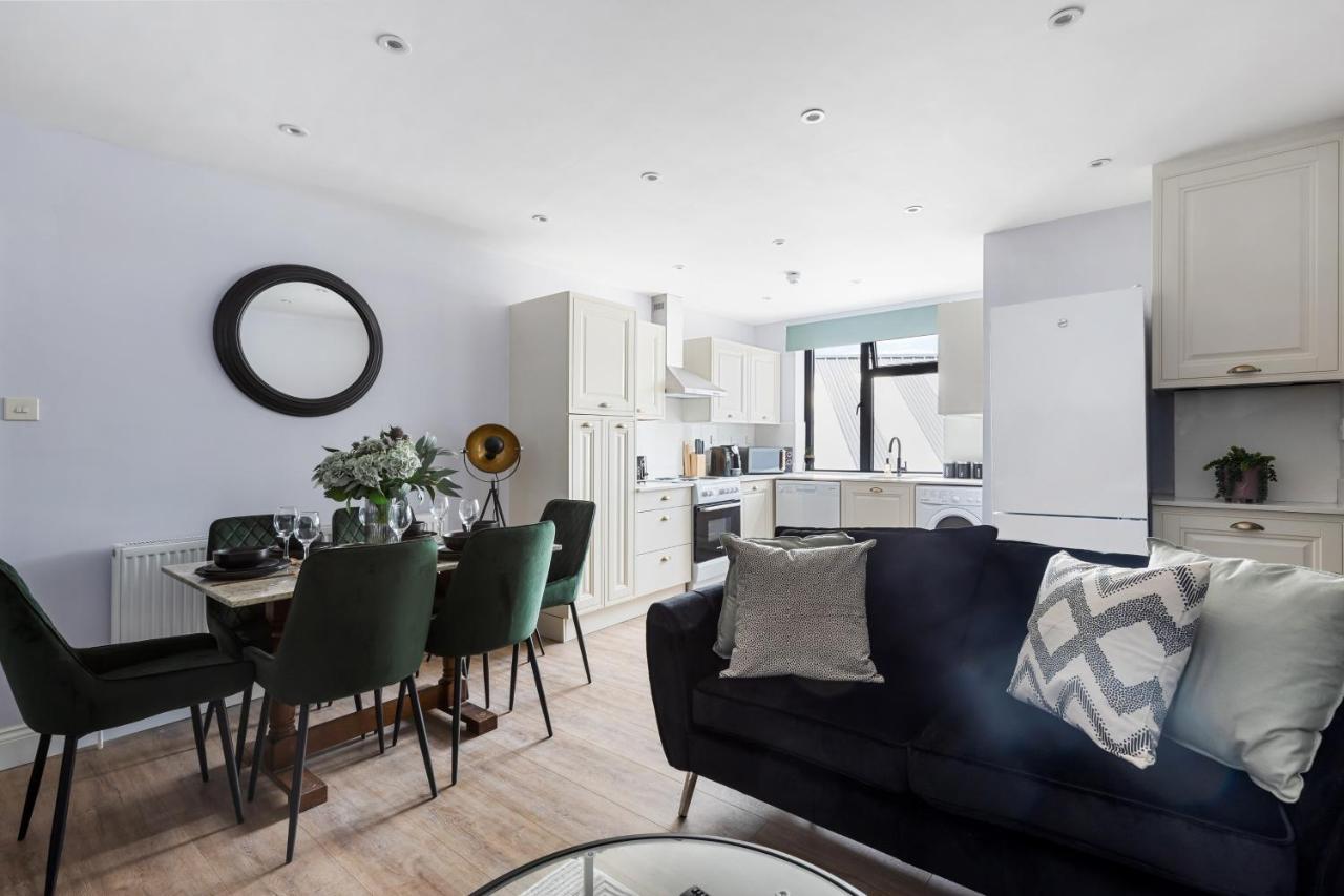 Stylish & Spacious 3 Bed Apartment With Fast Wifi, Close To Tube & Wembly 런던 외부 사진